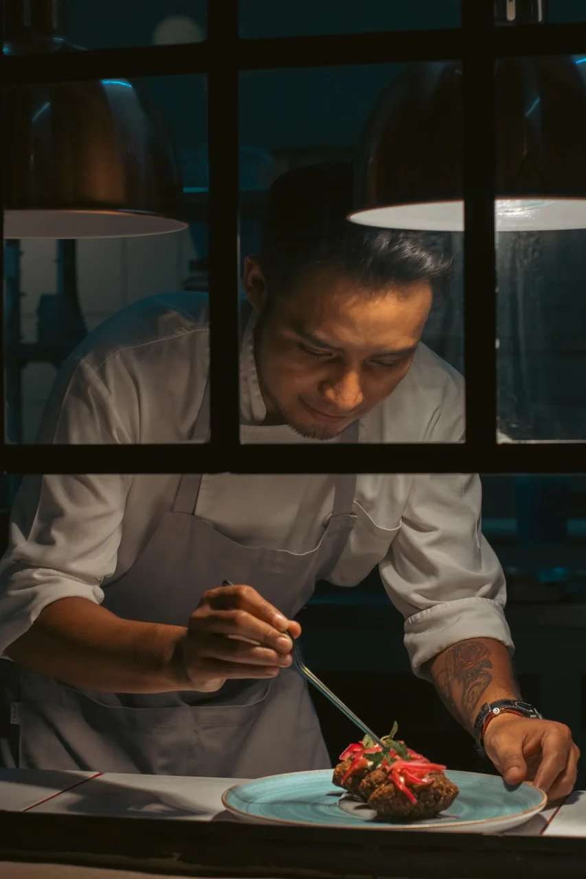 Chef pri pripravi jedi